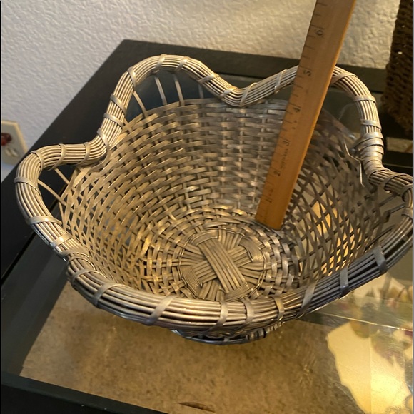 Flower Shaped Metal Basket - Picture 4 of 5
